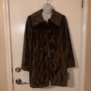 NWT. GORGEOUS Faux fur coat